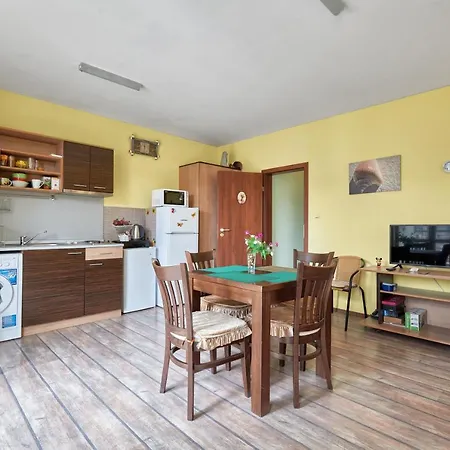 ~ Waves ~ 1bd Flat By The Sea